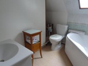 Maisons de vacances Gite calme avec Spa en ete, animaux acceptes, parcage, pour 8 personnes - FR-1-586-64 : photos des chambres
