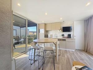 Maisons de vacances Mobil-home confort 6 pers, 3 ch, pisc chauffee, a 200m plage Jullouville - FR-1-361A-70 : photos des chambres