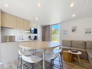 Mobil-home confort 6 pers, 3 ch, pisc chauffée, à 200m plage Jullouville - FR-1-361A-70