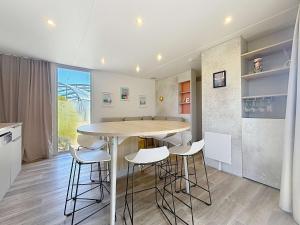 Maisons de vacances Mobil-home confort 6 pers, 3 ch, pisc chauffee, a 200m plage Jullouville - FR-1-361A-70 : photos des chambres