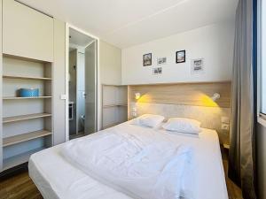 Mobil-home confort 6 pers, 3 ch, pisc chauffée, à 200m plage Jullouville - FR-1-361A-70