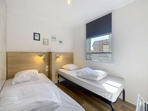 Maisons de vacances Mobil-home confort 6 pers, 3 ch, pisc chauffee, a 200m plage Jullouville - FR-1-361A-70 : photos des chambres