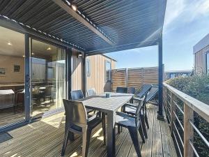 Maisons de vacances Mobil-home confort 6 pers, 3 ch, pisc chauffee, a 200m plage Jullouville - FR-1-361A-70 : photos des chambres