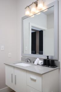 Chic 2-BR in Southtown Near Rvrwalk, Dome & Conv