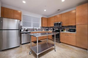 Chic 2-BR in Southtown Near Rvrwalk, Dome & Conv