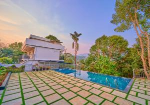 Nature shade Pool Villa Munnar by VOYE HOMES