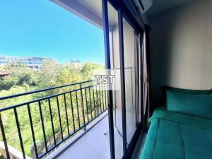 Quiet corner room LA Casita by tst