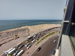 شقة 165م vip عالبحر ميامى د7