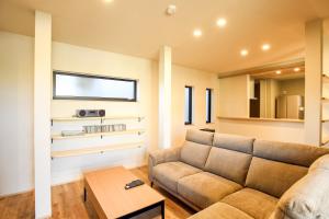 Guest house Watanabe 日本酒で乾杯する1日1組の和モダン貸切ヴィラ EV充電可