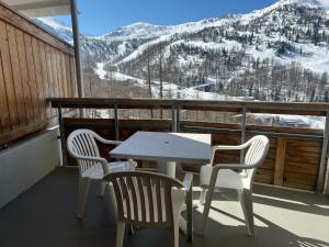 Magnifique appartement pour 5 personnes grande terrasse sud vue panoramique pistes et montagne, plein soleil, au calme havre de paix et de détente