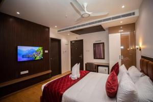 Hotel Caves Plaza Near IGI AIrport Delhi