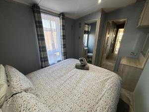 Golden Palm Resort - Palm Grove Lodge 1, hot tub, WiFi & pet friendly - Meadow Lakes Caravan & Lodge Hire