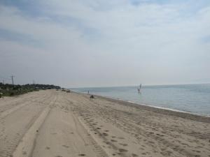 Right in front of the best beach-Seafront family house with garden