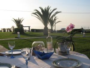 Right in front of the best beach-Seafront family house with garden