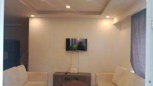 2 bedroom apartment with 2 pools