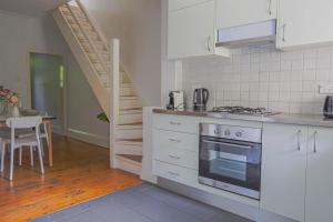 Elegant 2 BR on the edge of Downtown Dowling St 2 E-Bikes Included