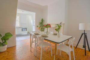 Elegant 2 BR on the edge of Downtown Dowling St 2 E-Bikes Included