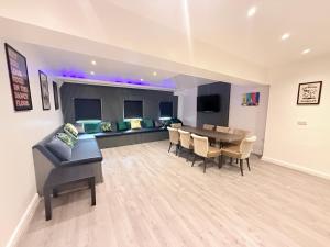 Amazing 10 bed apt on Mathew Street Sleeps 18