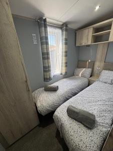 Golden Palm Resort - Palm Grove Lodge 1, hot tub, WiFi & pet friendly - Meadow Lakes Caravan & Lodge Hire