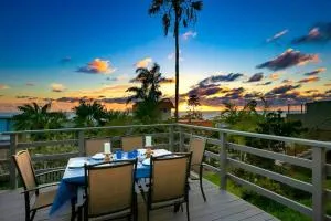 Ocean Views Walk to the Beach with King Suite - 恩西尼塔斯