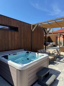Exclusive Wellness House with Jacuzzi and Sauna, 10 Gardens