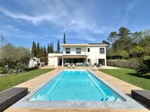 L'essence du sud avec 4 suites, piscines et four à pizza - Plascassier