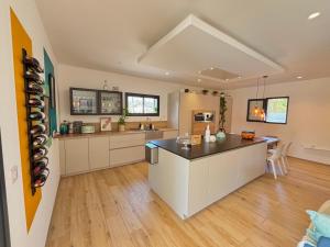 Villas L-essence du sud avec 4 suites, piscines et four a pizza : photos des chambres