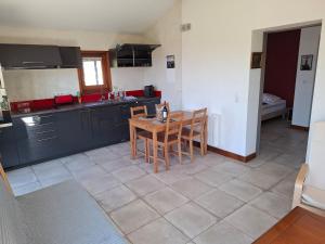 Maisons de vacances La Roche - au calme face aux vignes - : photos des chambres