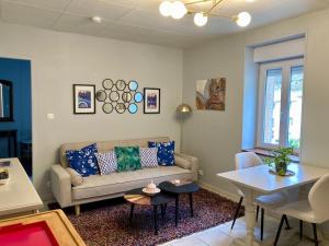 Bijou SURDESPINE air conditioned 100m to Historic 4 Cathar Châteaux Lastours access to a very pretty riverside garden!!