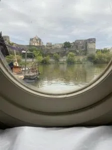 Bateau traditionnel de Loire face au château d'Angers - Avrillé