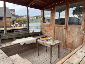 Bateau traditionnel de Loire face au château dAngers