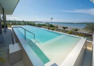 Mai Khao Beach Luxury 7-bedroom villa 0 meters from the sea double infinity pool maid, outdoor wedding sea fishing