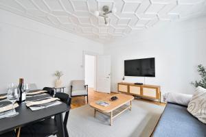 Huge 2 Bedrooms 3 Beds! Covent GDN 3 min to subway