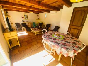 Maisons de vacances Location climatisee, piscine, animaux acceptes, jardin cloture, parking, provence , wifi : photos des chambres