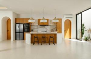 Calm Breeze 4 BR Canggu Heart Villa CYN