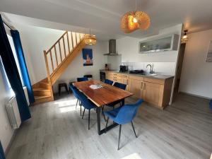 Captain YOO - Pieds dans l’eau - Face au port