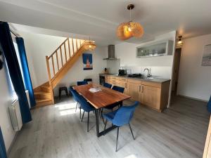 Captain YOO - Pieds dans l’eau - Face au port