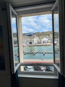 Captain YOO - Pieds dans l’eau - Face au port