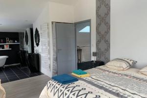 Maisons de vacances Maison loft piscine : photos des chambres