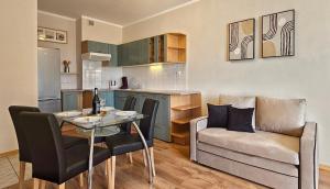 HolidayHomePL Statek 210 z sypialnią i dwoma balkonami 100m od plaży