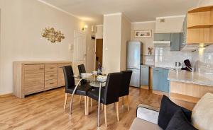 HolidayHomePL Statek 210 z sypialnią i dwoma balkonami 100m od plaży