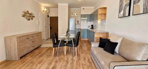 HolidayHomePL Statek 210 z sypialnią i dwoma balkonami 100m od plaży