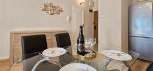 HolidayHomePL Statek 210 z sypialnią i dwoma balkonami 100m od plaży