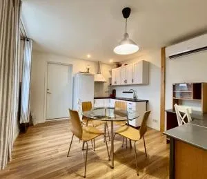 Sunny 2-room apartment with king size bed - Lodja