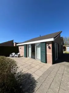 Knusse bungalow met omheinde tuin met veranda - Dronrijp
