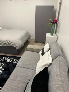 COZY DOUBLE Bedroom STUDIO With WIFI & PARKING Waltham Cross