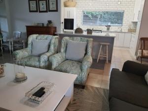 3 bedroomed Awesome family beach house 650m to beach