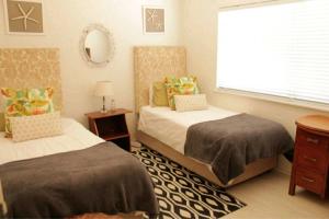 3 bedroomed Awesome family beach house 650m to beach