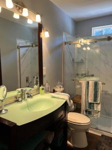 cozy retreat in upscale Green Hills in west Nashville