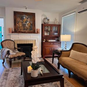 cozy retreat in upscale Green Hills in west Nashville